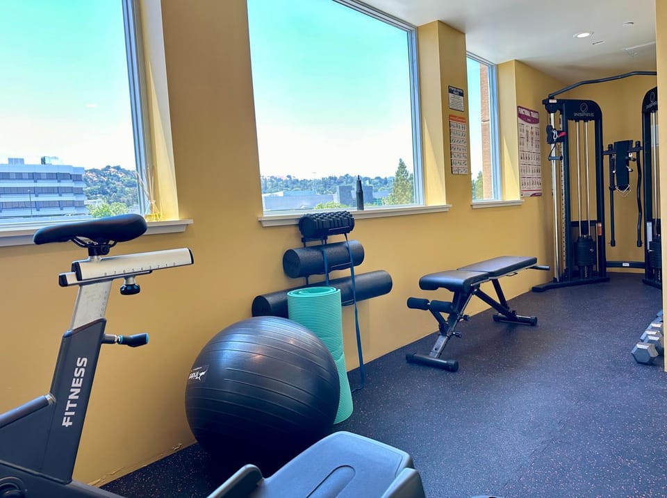 Downtown-King Bed-ADA Elevator-In Unit Laundry Apartment in Walnut Creek