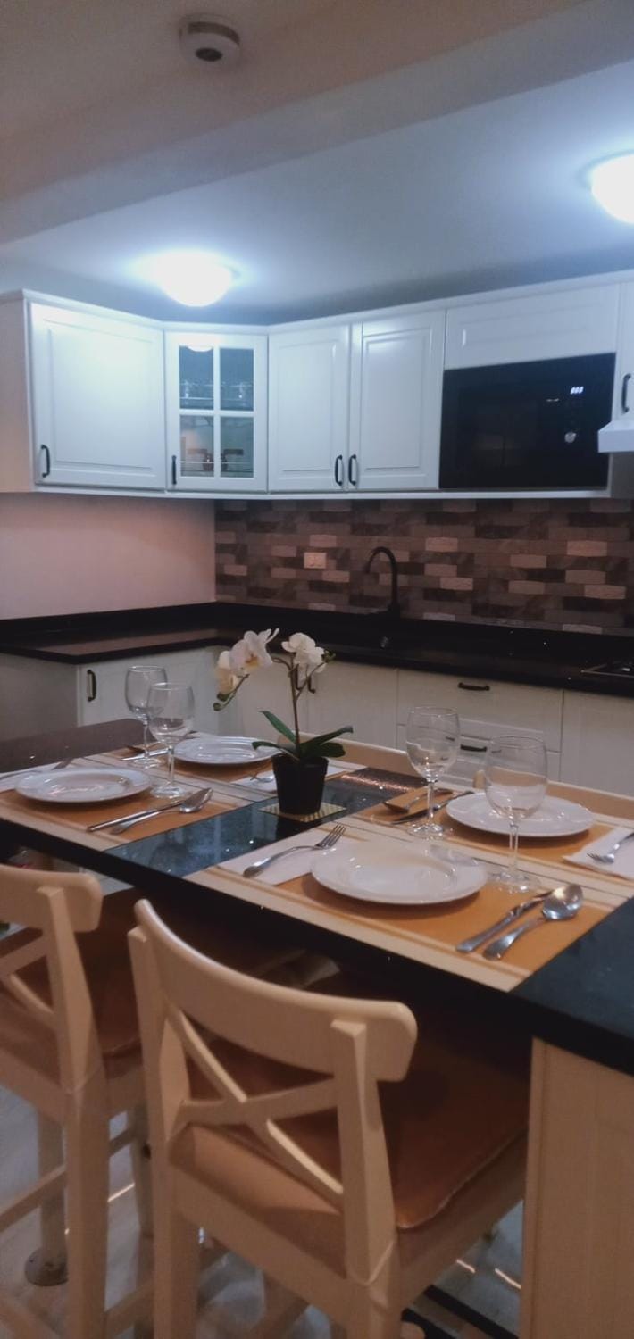 Kitchen or kitchenette, Dining area