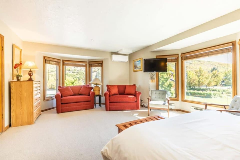 Roomy 2BR Condo with Hot Tub Access near Skiing House in Park City