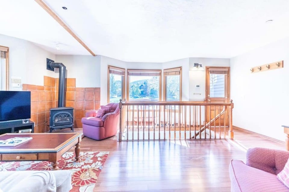 Roomy 2BR Condo with Hot Tub Access near Skiing House in Park City