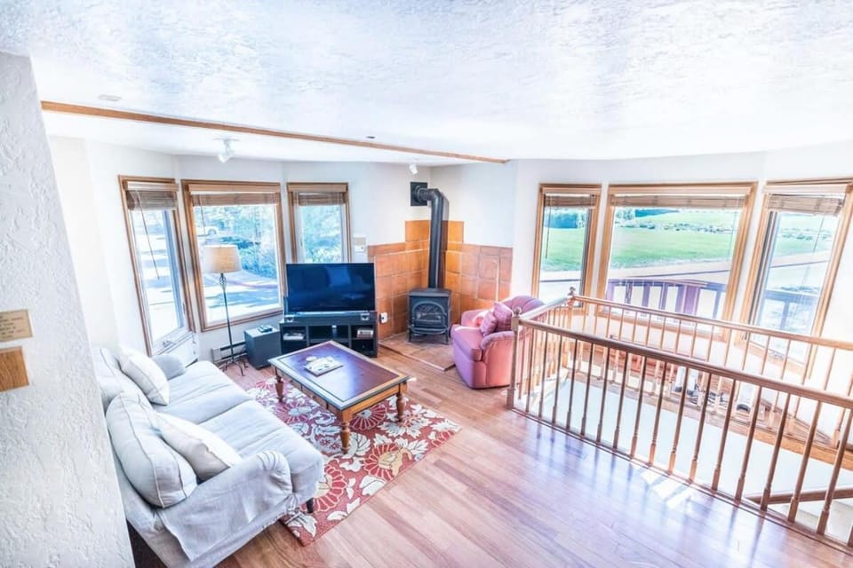 Roomy 2BR Condo with Hot Tub Access near Skiing House in Park City