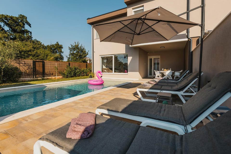 Swimming pool, sunbed