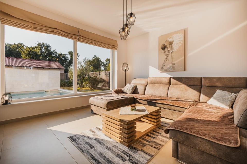 Living room, Pool view