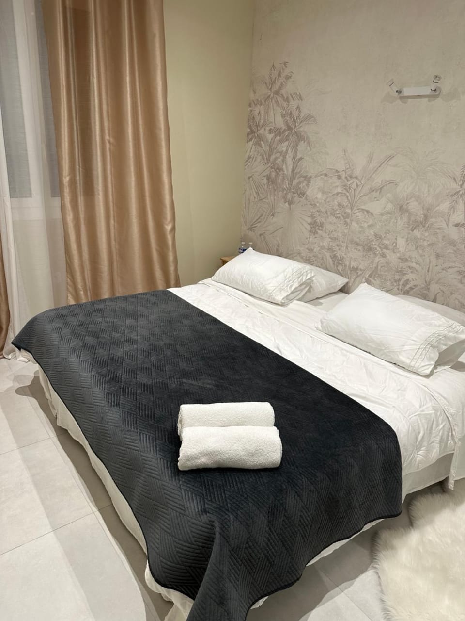 Bed, Photo of the whole room, Bedroom, towels