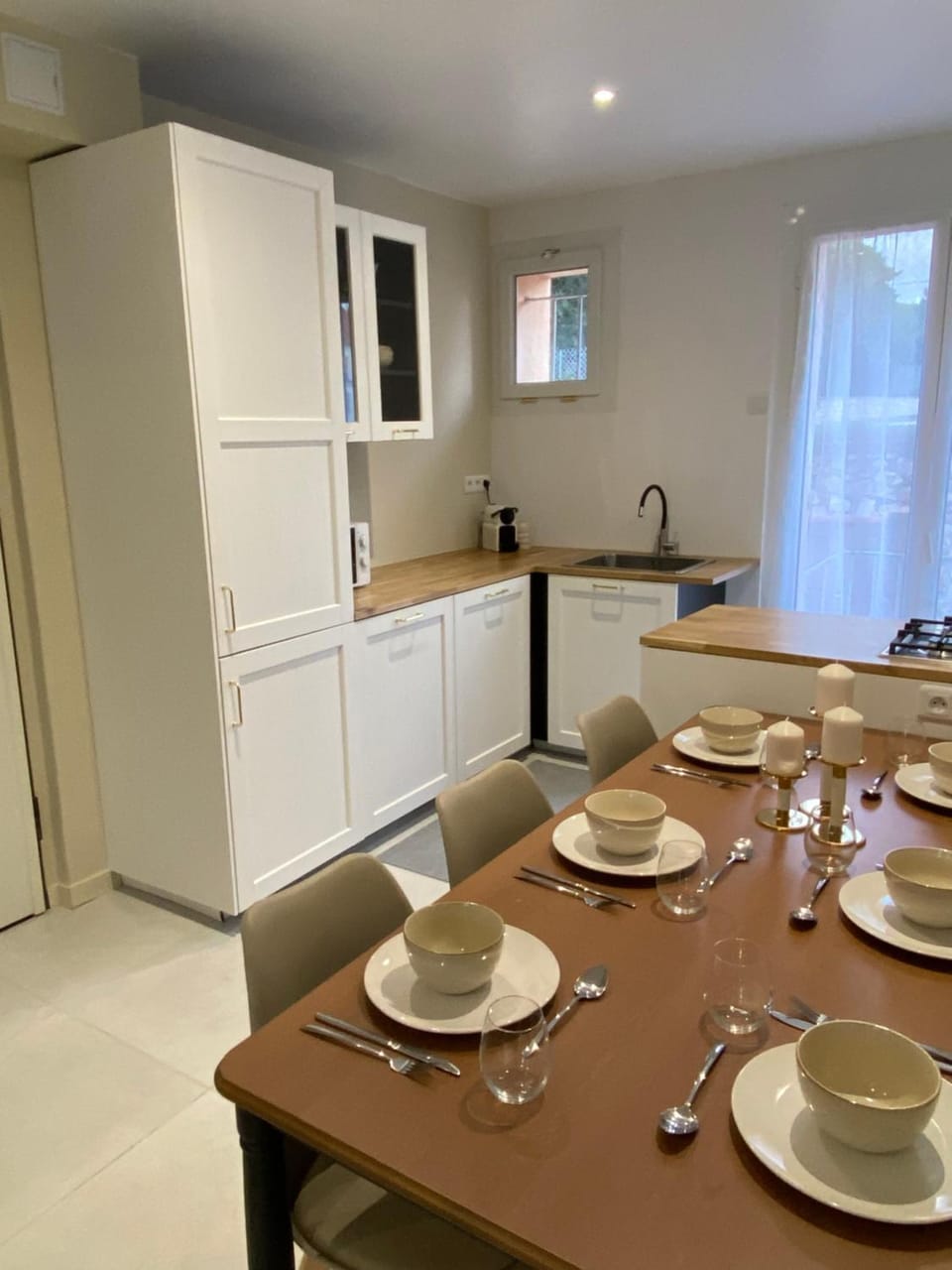 Coffee/tea facilities, Kitchen or kitchenette, Dining area, dishwasher