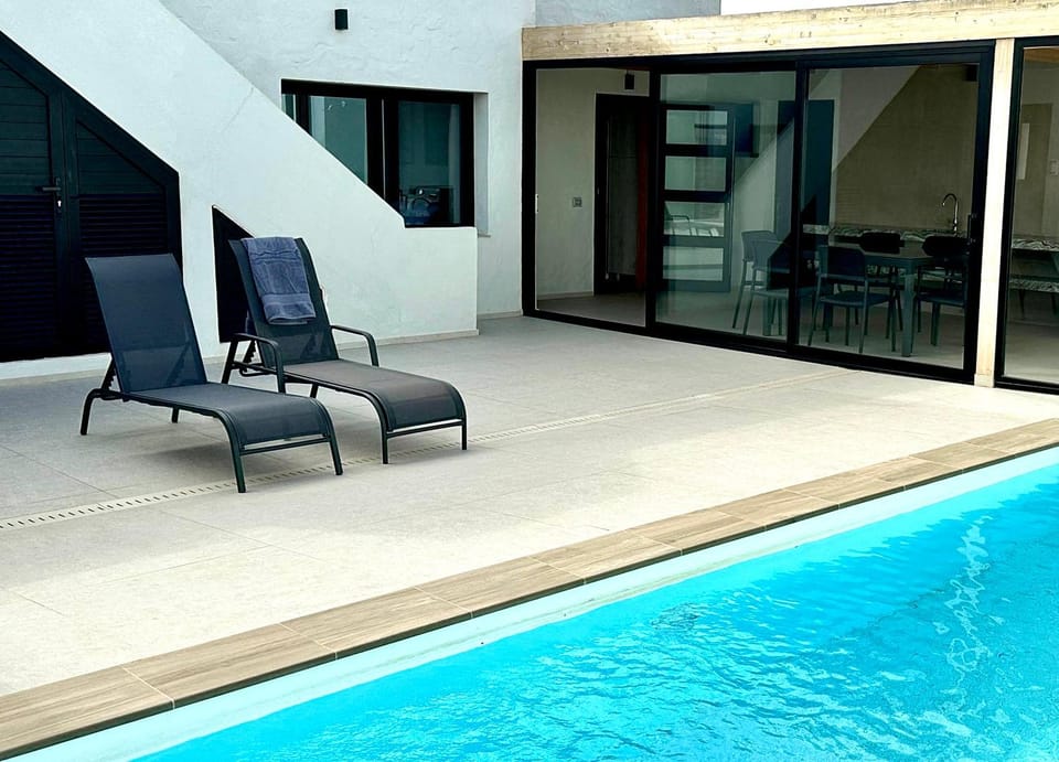 Patio, Day, BBQ facilities, Dining area, Pool view, Swimming pool, sunbed