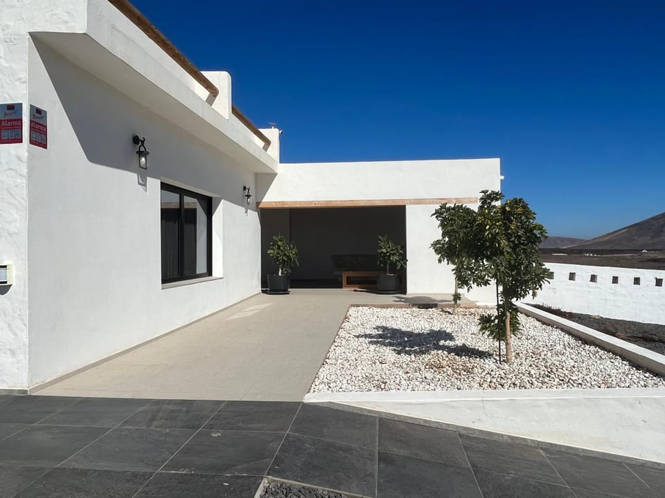 Property building, Facade/entrance, Day