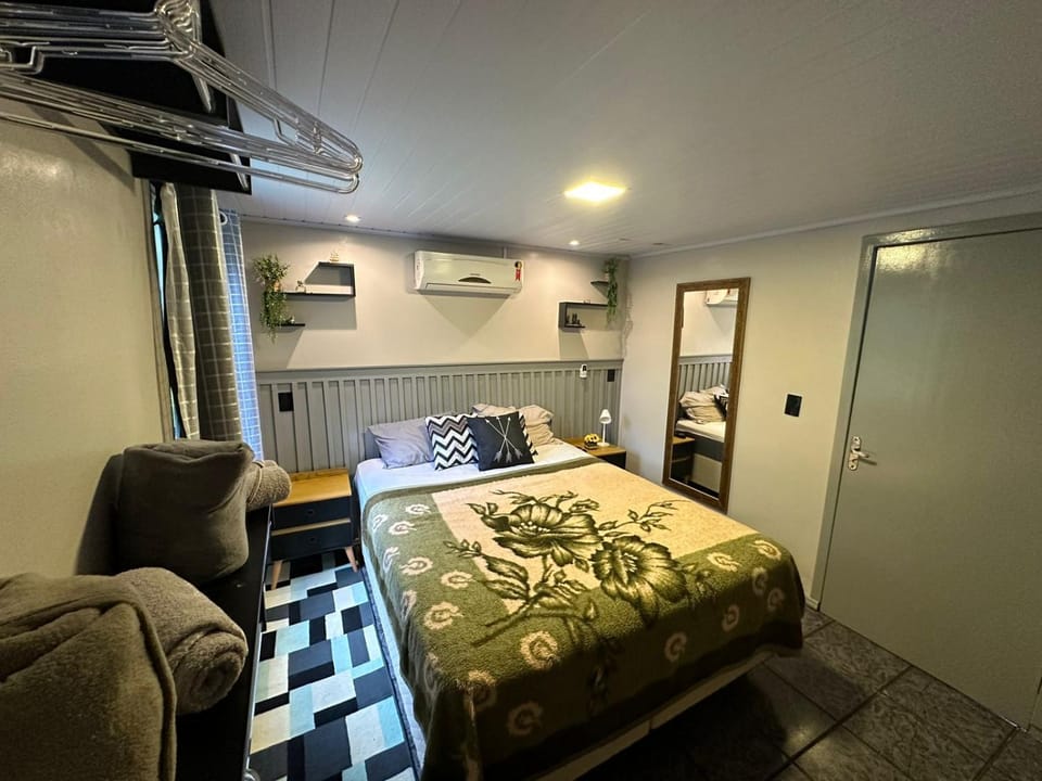 TV and multimedia, Photo of the whole room, Bedroom, towels, air conditioner