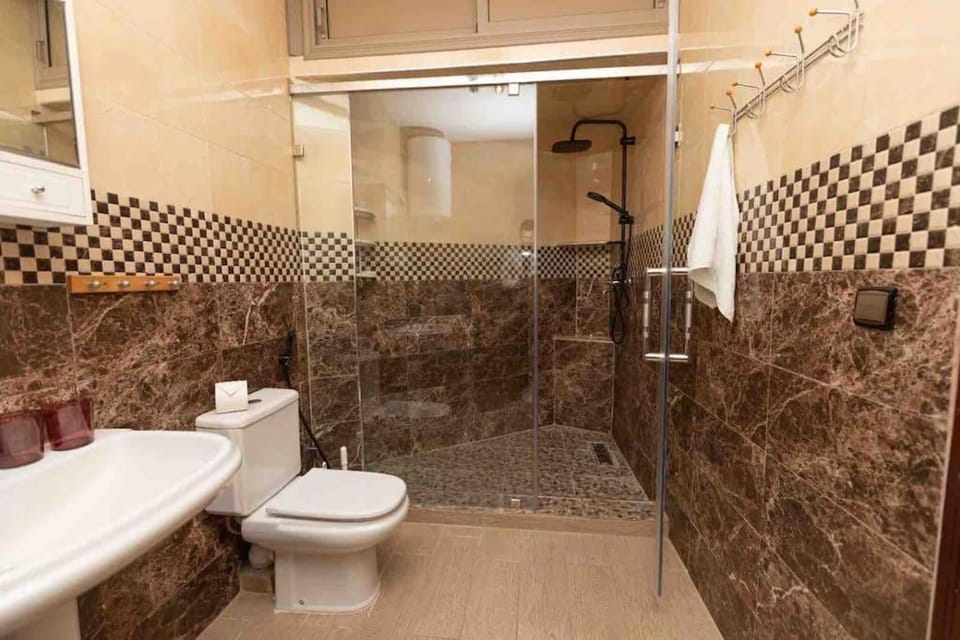 Tétouan Martil Spacieux 2CH 2SDB Confort Parking Gratuit & WIFI FIBRE OPTIQUE!!! Apartment in Tangier-Tétouan-Al Hoceima
