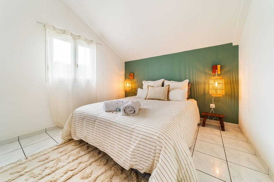 Bed, Photo of the whole room, Bedroom, towels