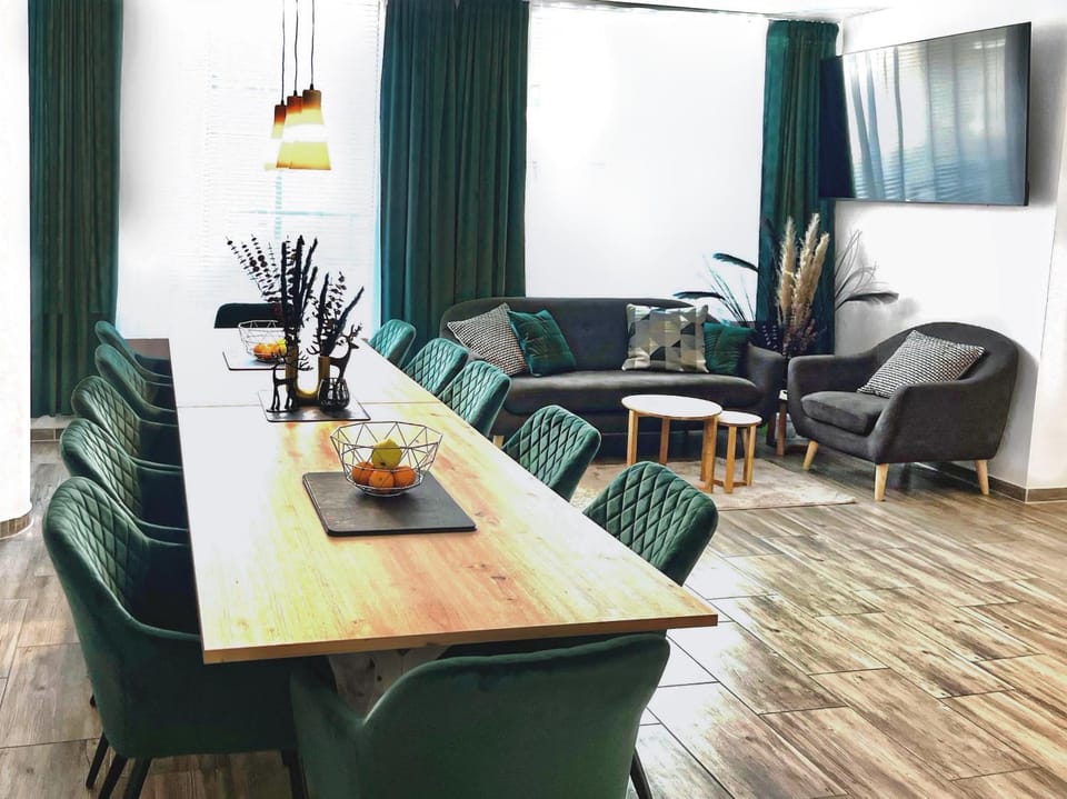 Communal lounge/ TV room, Living room, Seating area, Communal kitchen, acessibility