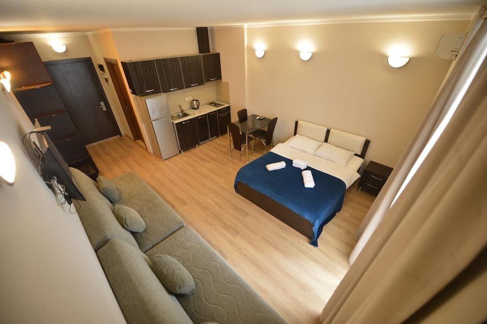 Bed, TV and multimedia, Living room, Seating area, Dining area, Bedroom, towels