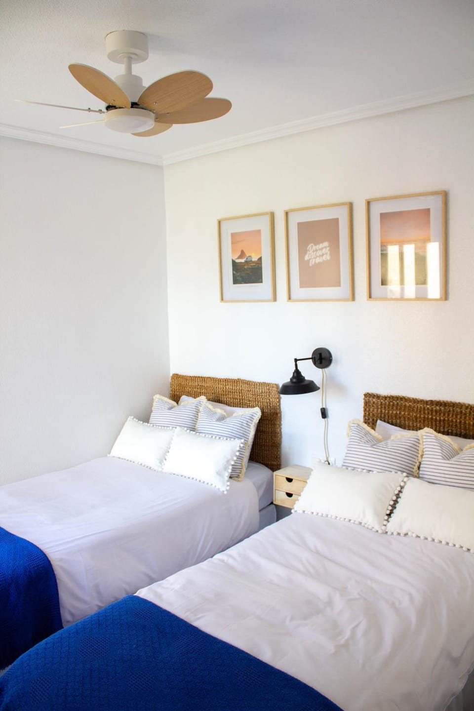 Bed, Photo of the whole room, Bedroom, fireplace