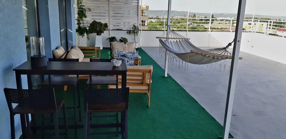 Day, Natural landscape, Balcony/Terrace, Seating area, Dining area