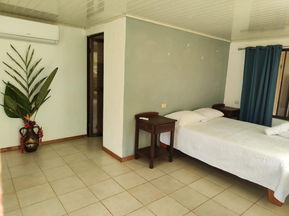 Photo of the whole room, towels