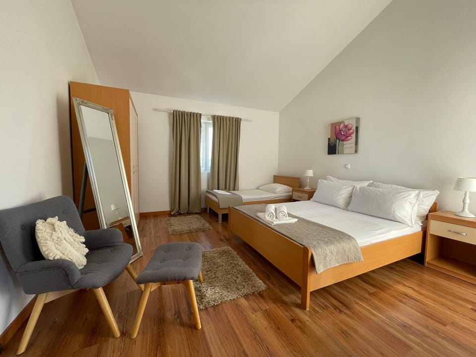 Bed, Photo of the whole room, Seating area, Bedroom
