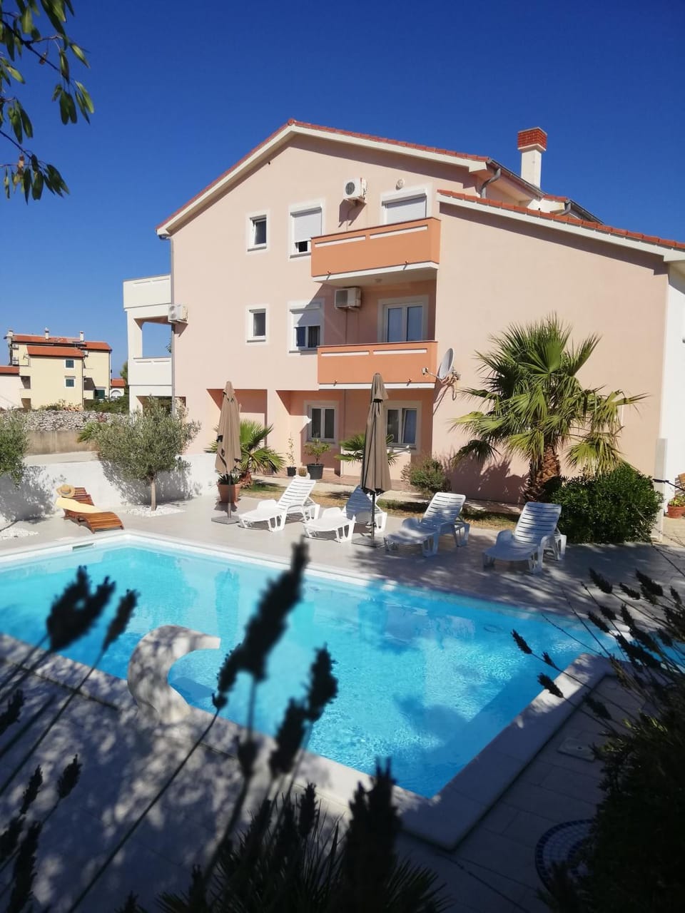 Property building, Day, Pool view, Swimming pool, sunbed