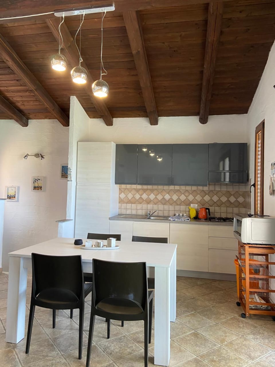 Kitchen or kitchenette, Dining area