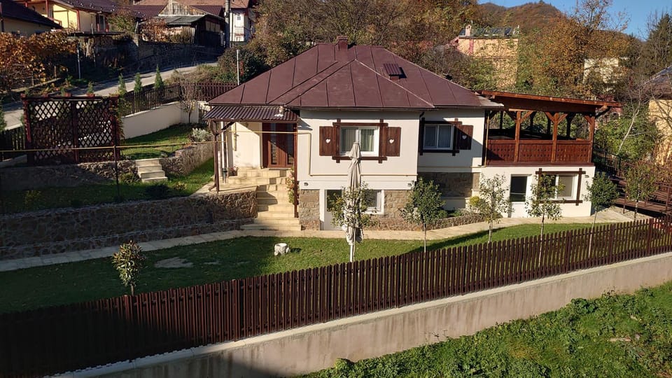 Property building, Day, Garden, Garden view