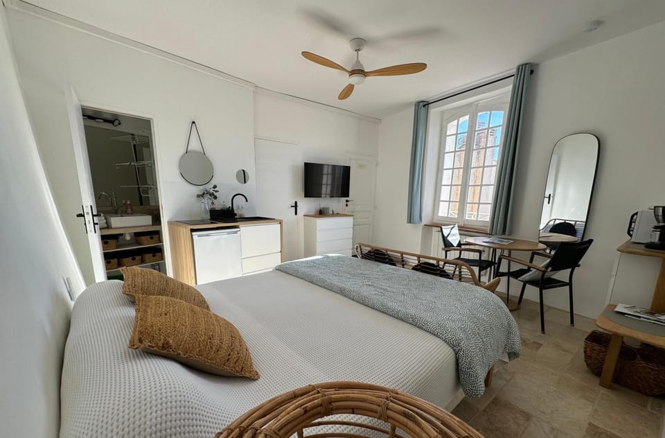 Studio Liège, vue mer au village de Bormes les Mimosas Apartment in Bormes-les-Mimosas