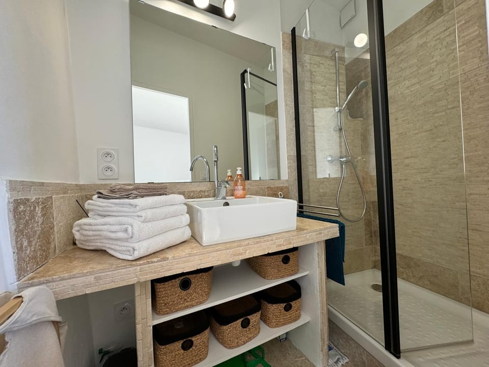 Studio Liège, vue mer au village de Bormes les Mimosas Apartment in Bormes-les-Mimosas