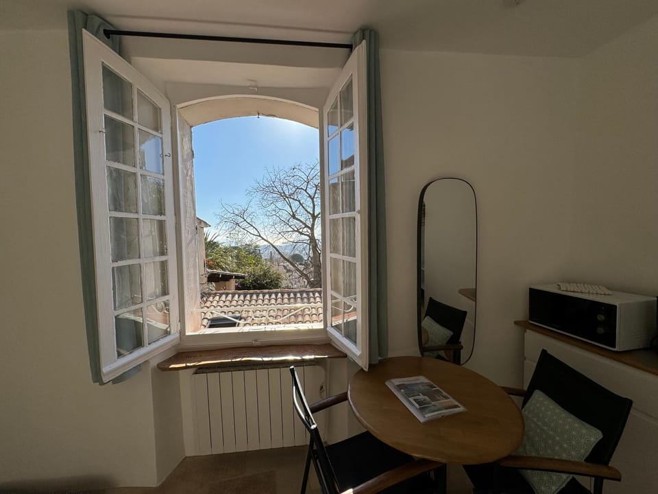 Studio Liège, vue mer au village de Bormes les Mimosas Apartment in Bormes-les-Mimosas