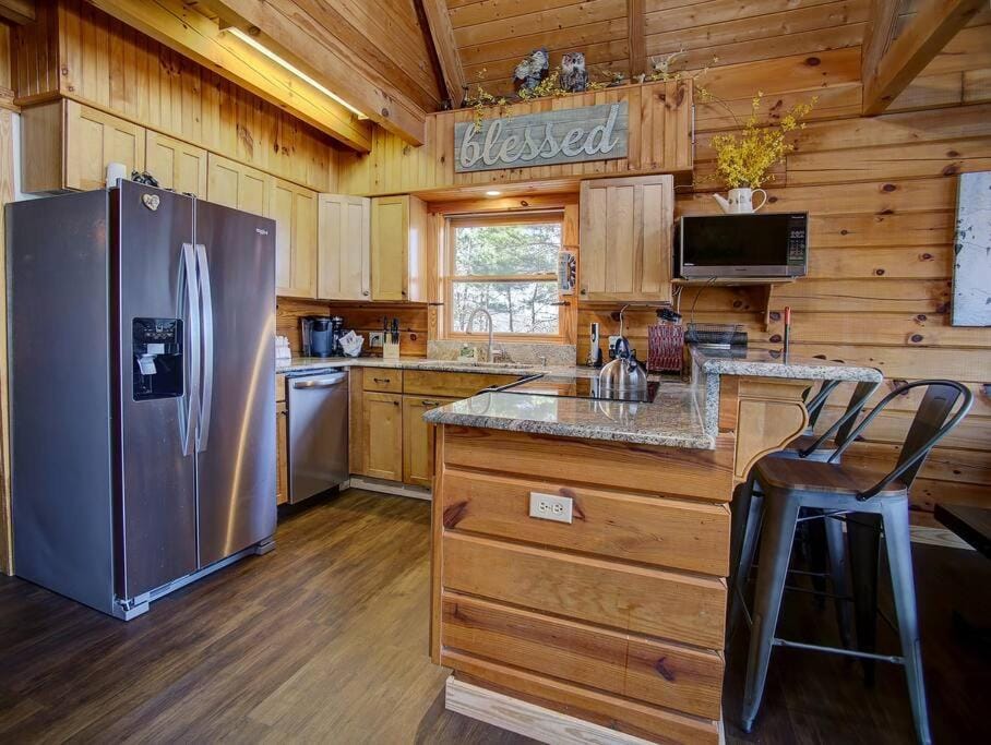 Great Views-4 bedrms-hot tub-Wi-Fi-BBQ House in Sevier County