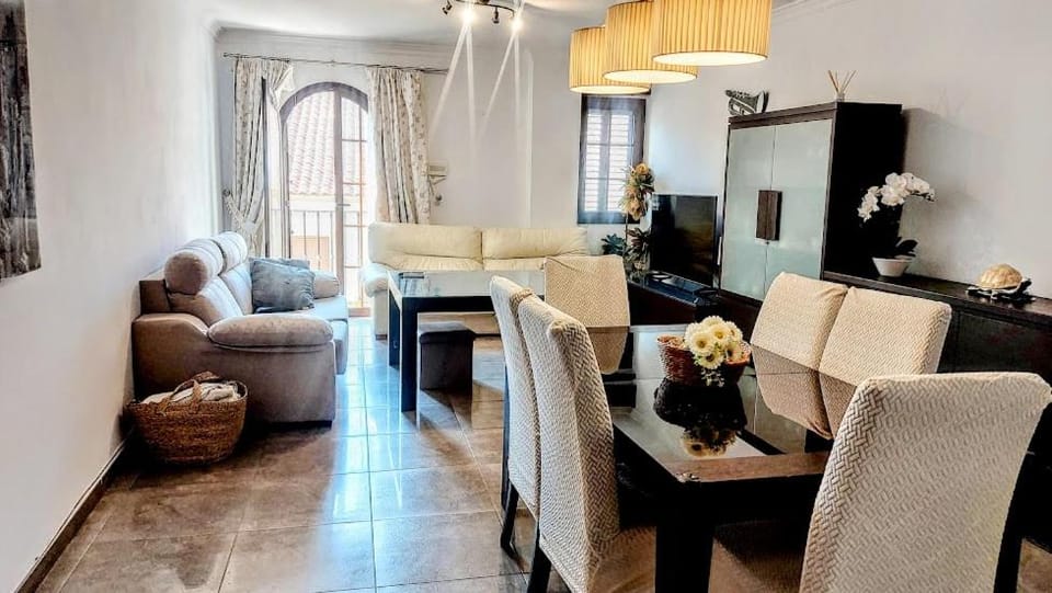 TV and multimedia, Living room, Lounge or bar, Seating area, Dining area