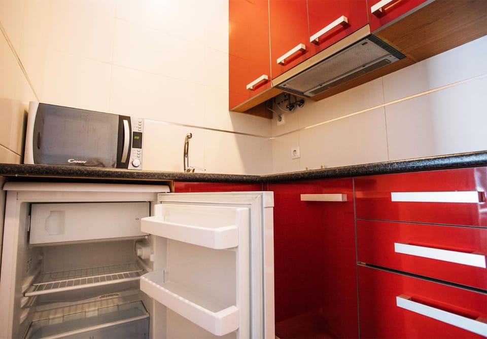 Kitchen or kitchenette, minibar