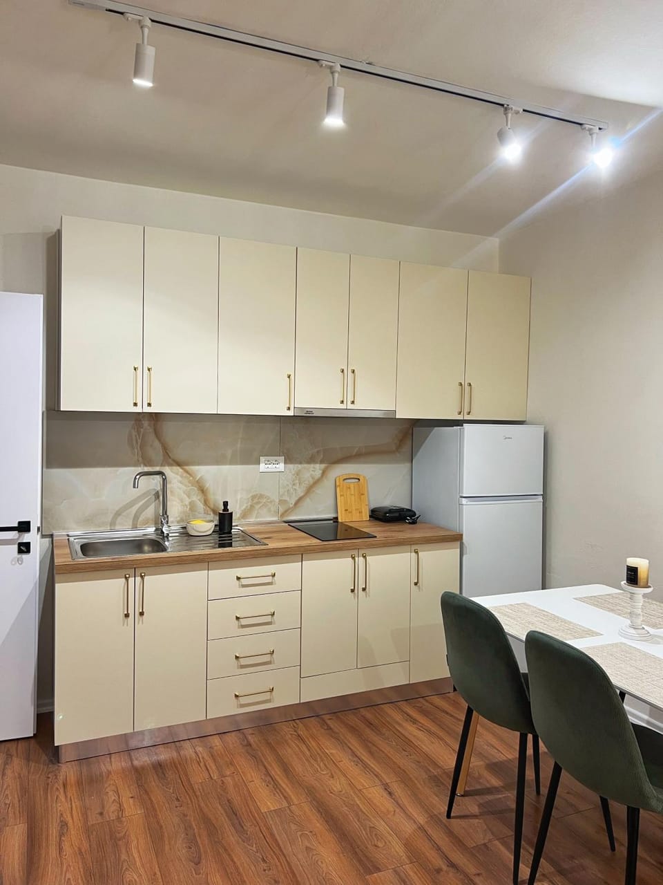 Kitchen or kitchenette, Dining area, stove