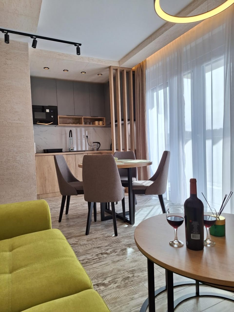 Kitchen or kitchenette, Dining area