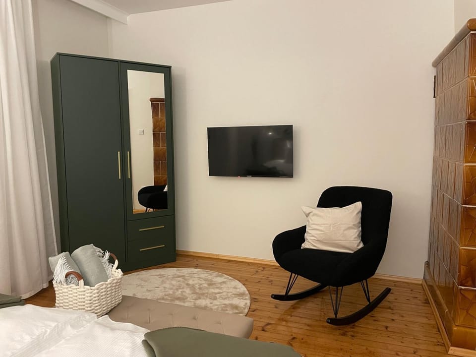 Photo of the whole room, Bedroom, hair dresser