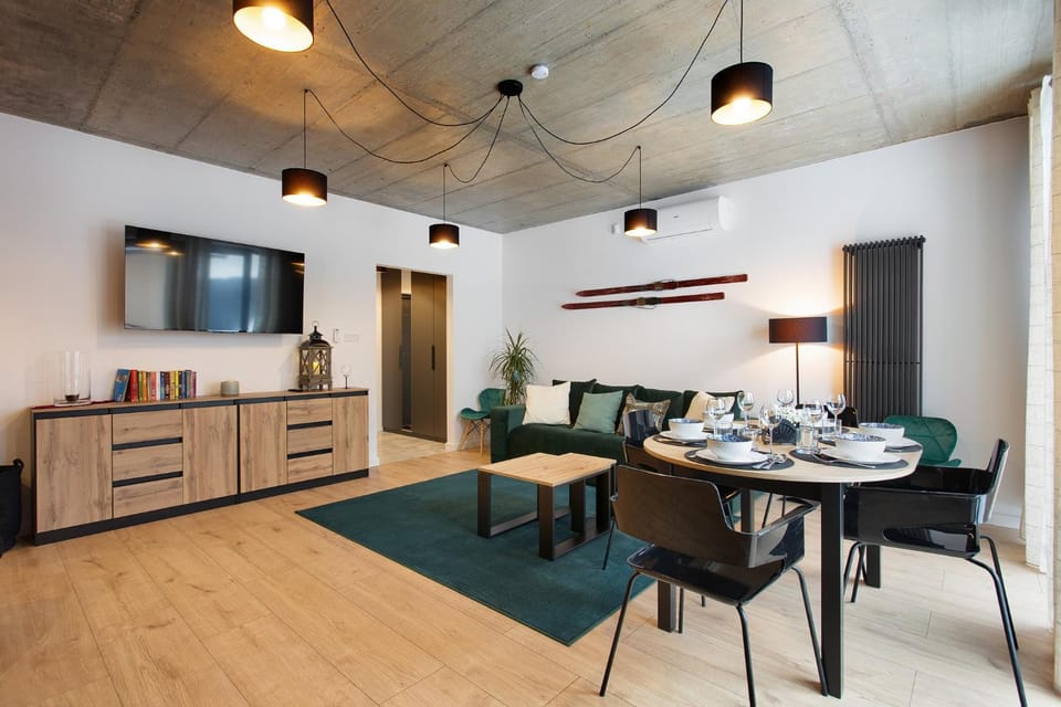 TV and multimedia, Living room, Seating area, Dining area, Evening entertainment