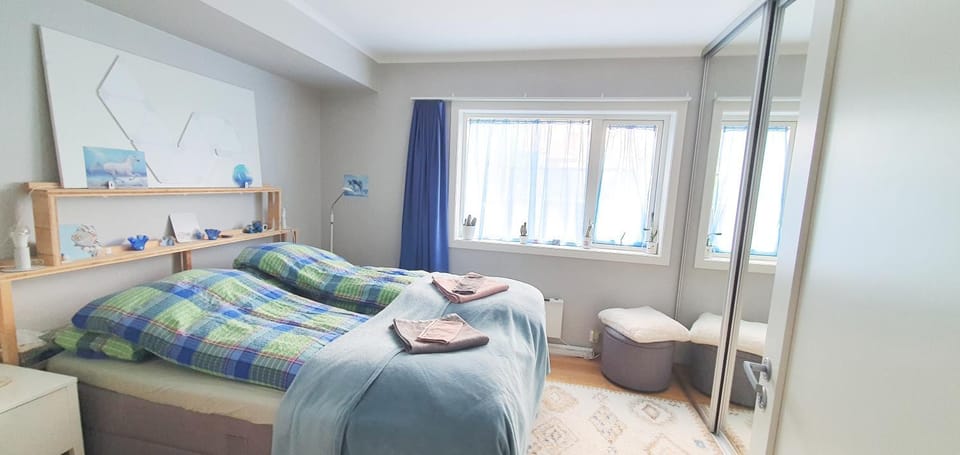 Bedroom, towels