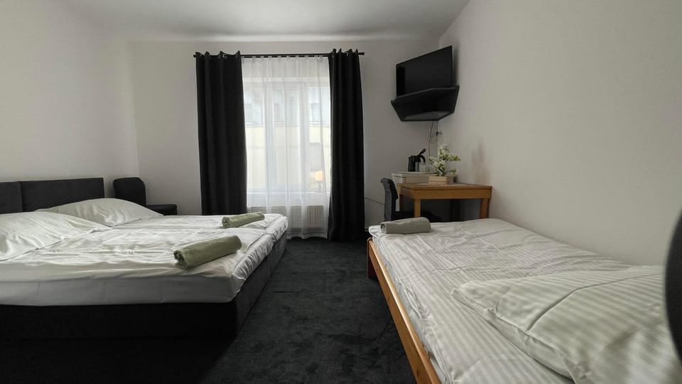 Bed, TV and multimedia, Photo of the whole room, Bedroom, towels