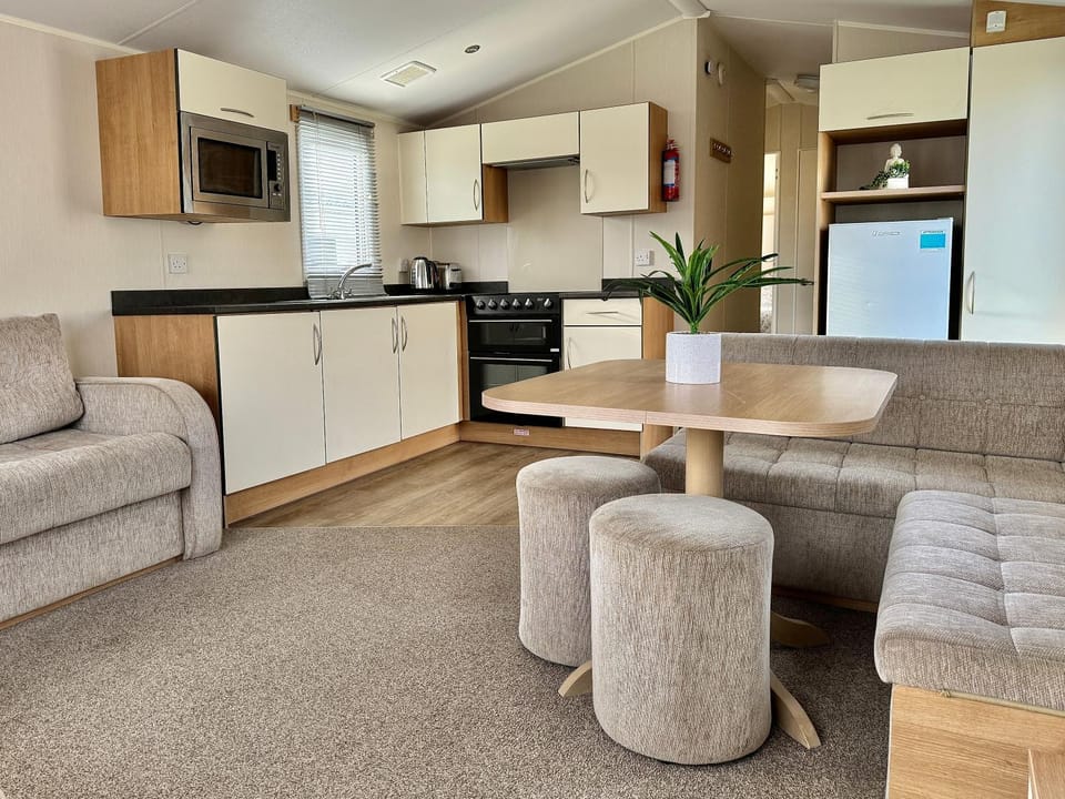 Kitchen or kitchenette, Living room, Seating area, Dining area