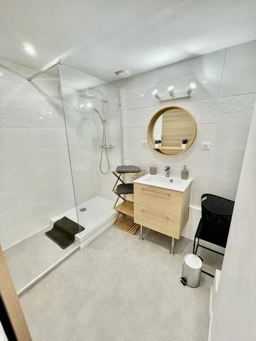 Shower, Bathroom, towels