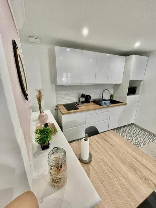 Kitchen or kitchenette, Dining area, stove
