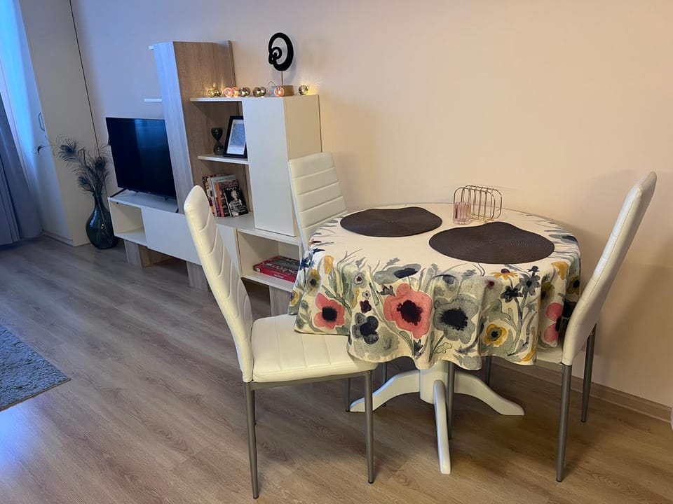 TV and multimedia, Living room, Seating area, Dining area, Evening entertainment, Family, furniture, internet