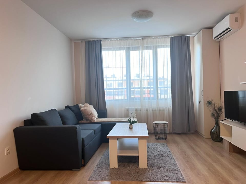 Communal lounge/ TV room, TV and multimedia, View (from property/room), Living room, Seating area, Evening entertainment, air conditioner, air conditioner