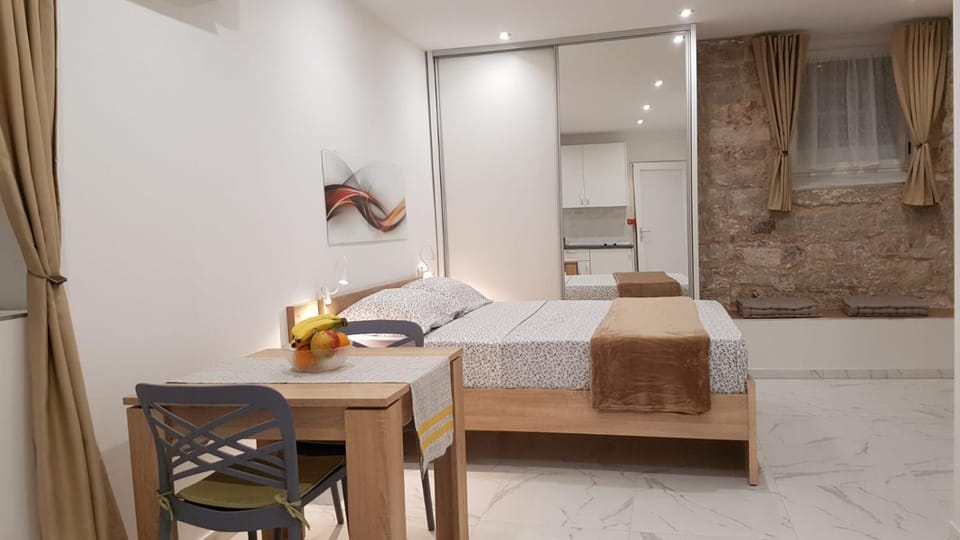 Bed, Dining area