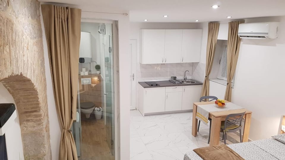 Bathroom, Kitchen or kitchenette, air conditioner