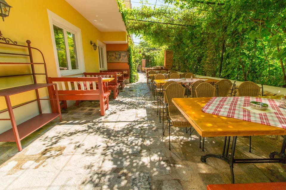 Restaurant/places to eat, Balcony/Terrace