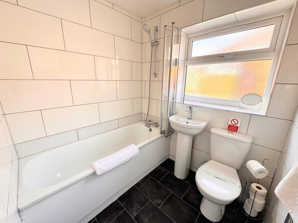 Central Modern Flat in Southampton, Sleeps 5, Free Off-Road Parking, Close to Hospital, Cruise terminal and Centre, Great for contractors, friends & families Apartment in Southampton