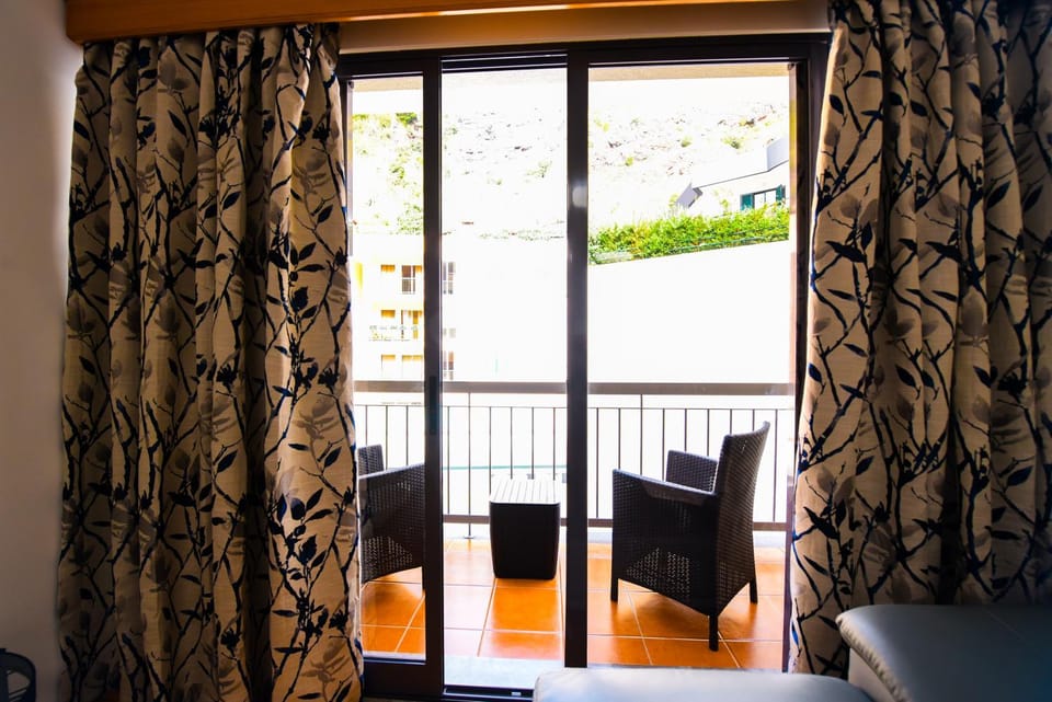 View (from property/room), Balcony/Terrace, Dining area