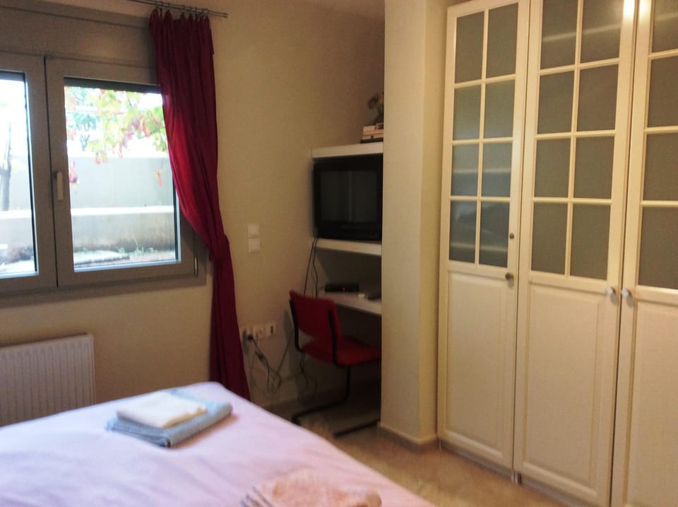 Bed, TV and multimedia, Bedroom