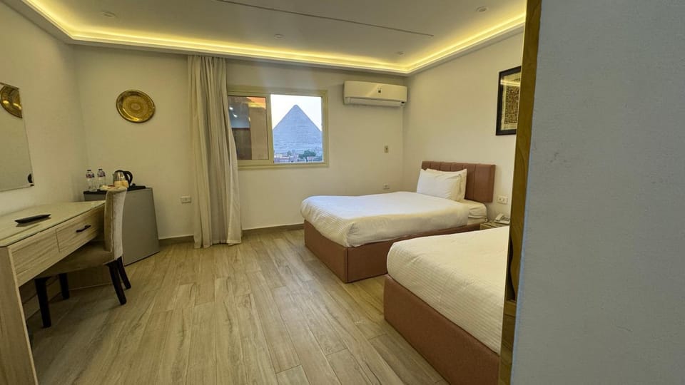 Bed, TV and multimedia, View (from property/room), Photo of the whole room, Bedroom, hair dresser, air conditioner