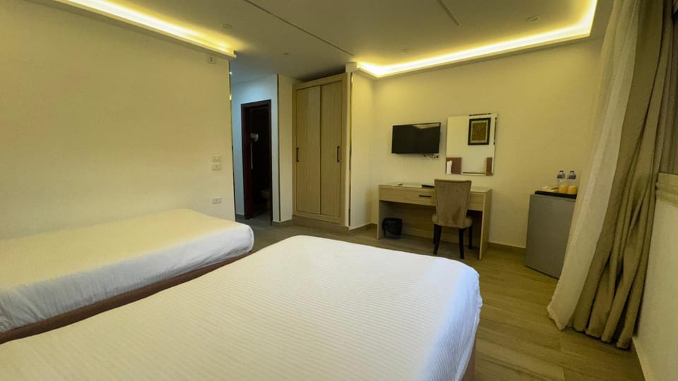 Bed, TV and multimedia, Photo of the whole room, Bedroom, hair dresser