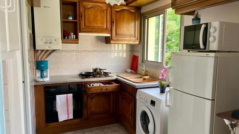 Kitchen or kitchenette, stove, washing machine