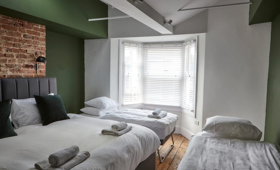 Bed, Bedroom, towels